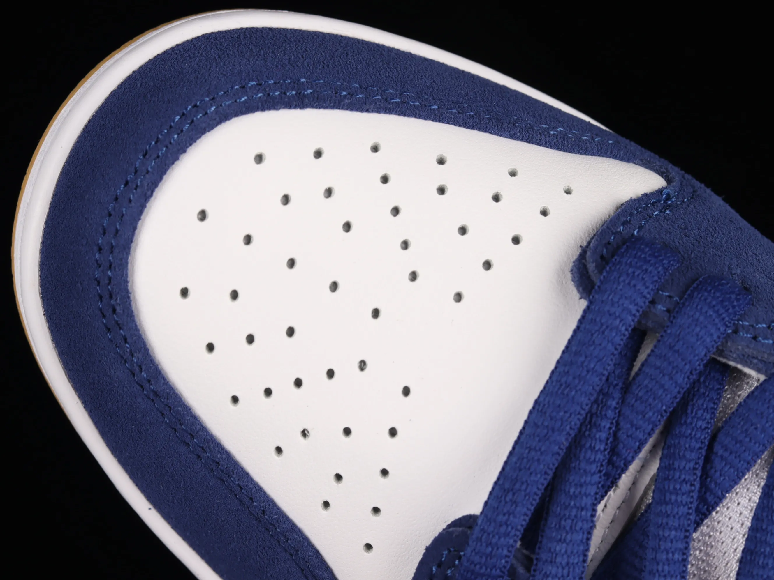 All categories Nk SB Dunk Series Nk SB Dunk Low low-top sneakers Nk SB Dunk Low white and blue Los Angeles Dodgers SB smashed backboard fashion casual sneakers DO9395-400